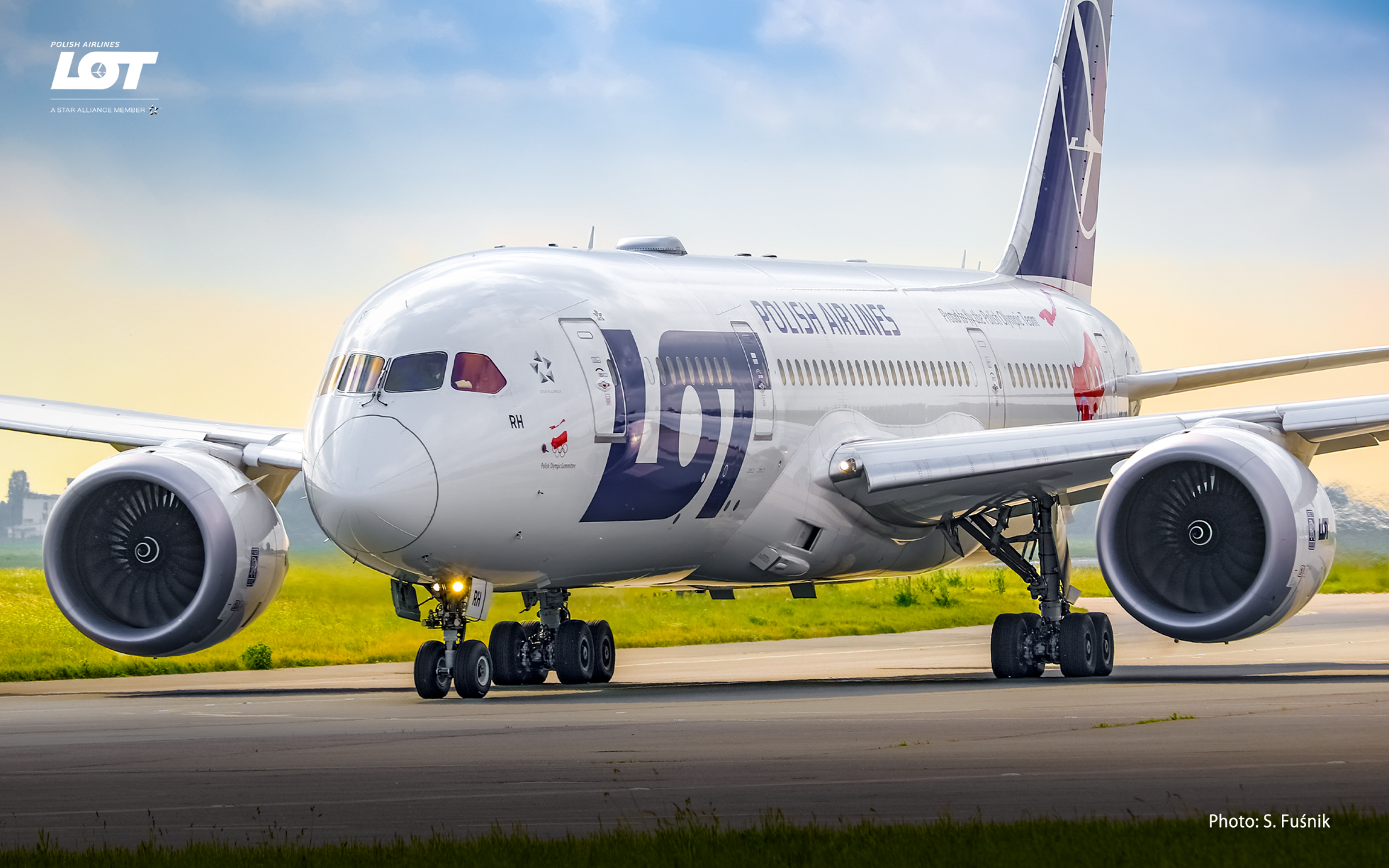 Boeing 787 taxiing at Warsaw Chopin Airport
